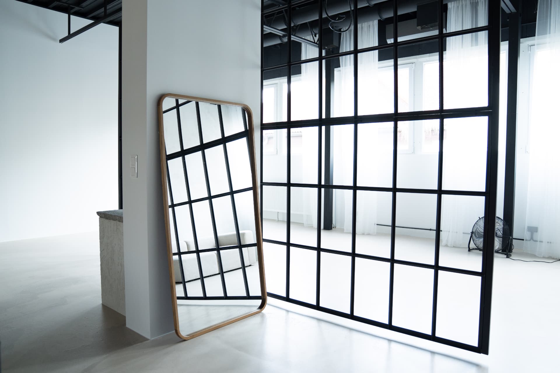 Veľké zrkadlo pri okne vo fotoštúdiu studio11 Žilina